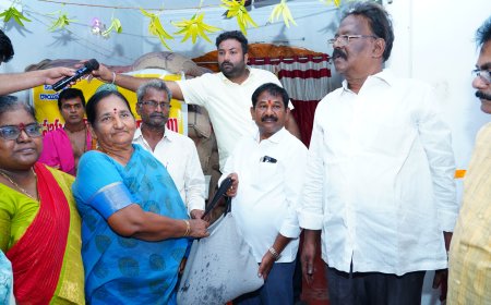 ప్రకాశం జిల్లా ,   తూర్పు నాయుడుపాలెంలో రేషన్ సరుకులు పంపిణీ చేసిన మంత్రి డా. డోలా శ్రీ బాల వీరాంజనేయ స్వామి