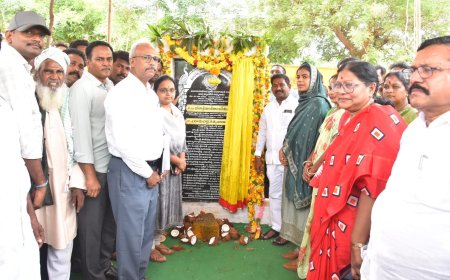 పేద వాడి ఆకలి తీర్చే అన్న కాంటెన్ కు శంకుస్థాపన చేసిన మంత్రి, కలెక్టర్
