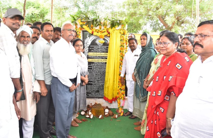 పేద వాడి ఆకలి తీర్చే అన్న కాంటెన్ కు శంకుస్థాపన చేసిన మంత్రి, కలెక్టర్