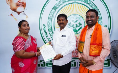 తూర్పు నాయుడుపాలెంలోని క్యాంపు కార్యాలయంలో లబ్ధిదారులకు సిఎం.ఆర్. ఎఫ్ చెక్కులు పంపిణీ చెసిన మంత్రి డా.స్వామి