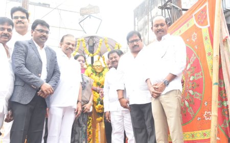 02-10-2025 జాతిపిత విగ్రహానికి పూలమాలలువేసి పుష్పాంజలి ఘటించిన రాష్ట్ర సాంఘిక సంక్షేమ శాఖ మంత్రి