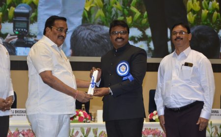 కేంద్ర జలశక్తిశాఖ మంత్రి పాటిల్ చేతుల మీదగా అవార్డు అందుకున్న జిల్లా కలెక్టర్ రాజాబాబు
