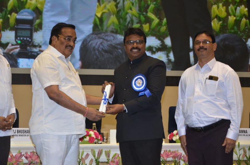 కేంద్ర జలశక్తిశాఖ మంత్రి పాటిల్ చేతుల మీదగా అవార్డు అందుకున్న జిల్లా కలెక్టర్ రాజాబాబు
