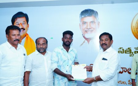సీఎం.ఆర్.ఎఫ్ చెక్కులను మంత్రి పంపిణీ