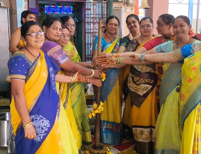 సింగరాయకొండ లో సీతా రాముల కల్యాణం కు ముందు పసుపు దంచి, నలుగు పెట్టి స్నానాలు, అభిషేకాలు..