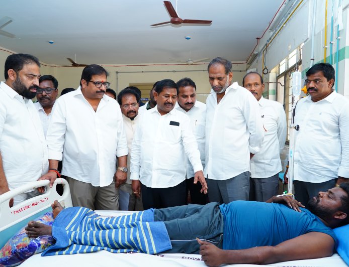బుస్సు ప్రమాద క్షతగాత్రులను పరామర్శ