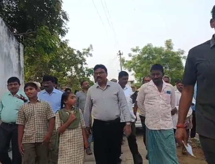 స్కూలుకు వెళ్లే విద్యార్థులకు ముస్తాబు పథకం