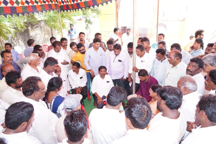 కార్యకర్తలతో మాట్లాడుతున్న మంత్రి స్వామి