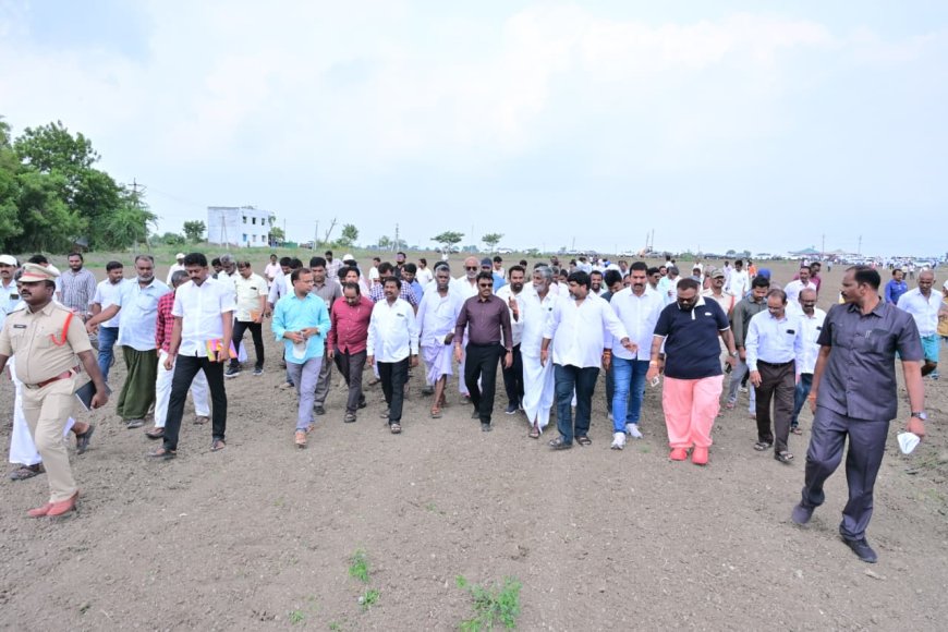హెలిపాడ్, ప్రజా వేదిక ను పరిశీలిస్తున్న అధికారులు